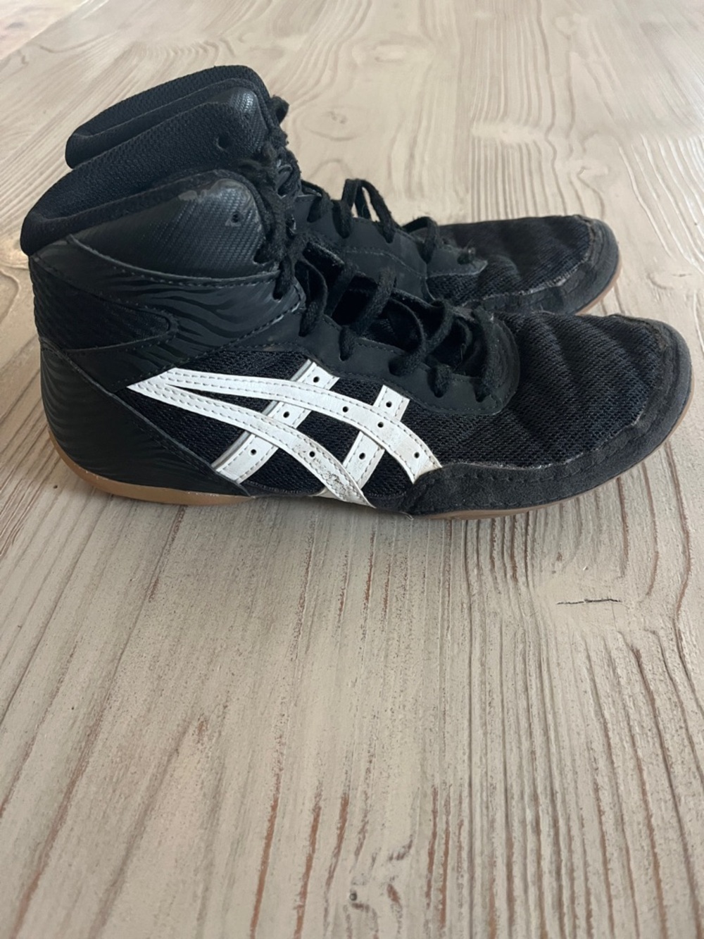 Asics Black and White High-Top Wrestling Shoes size youth 5.5 black 23 CM
